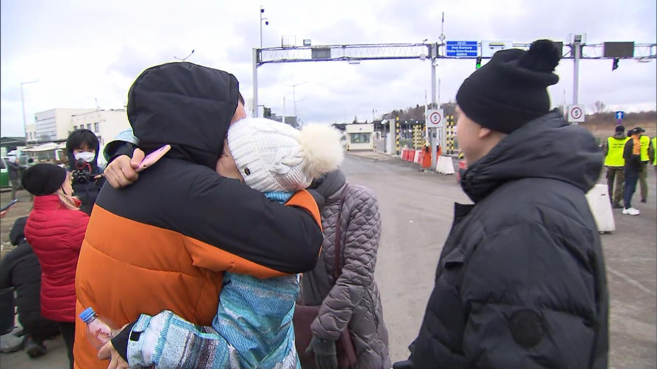 Evgenij Voznyuk schließt Eltern nach Flucht in die Arme