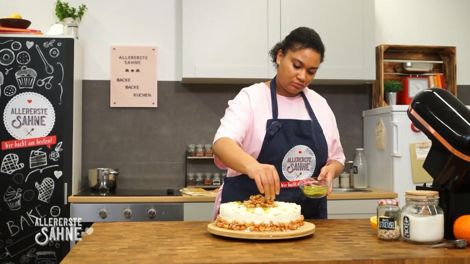 Aminata backt ihre Familiengeschichte in ihr Meisterstück