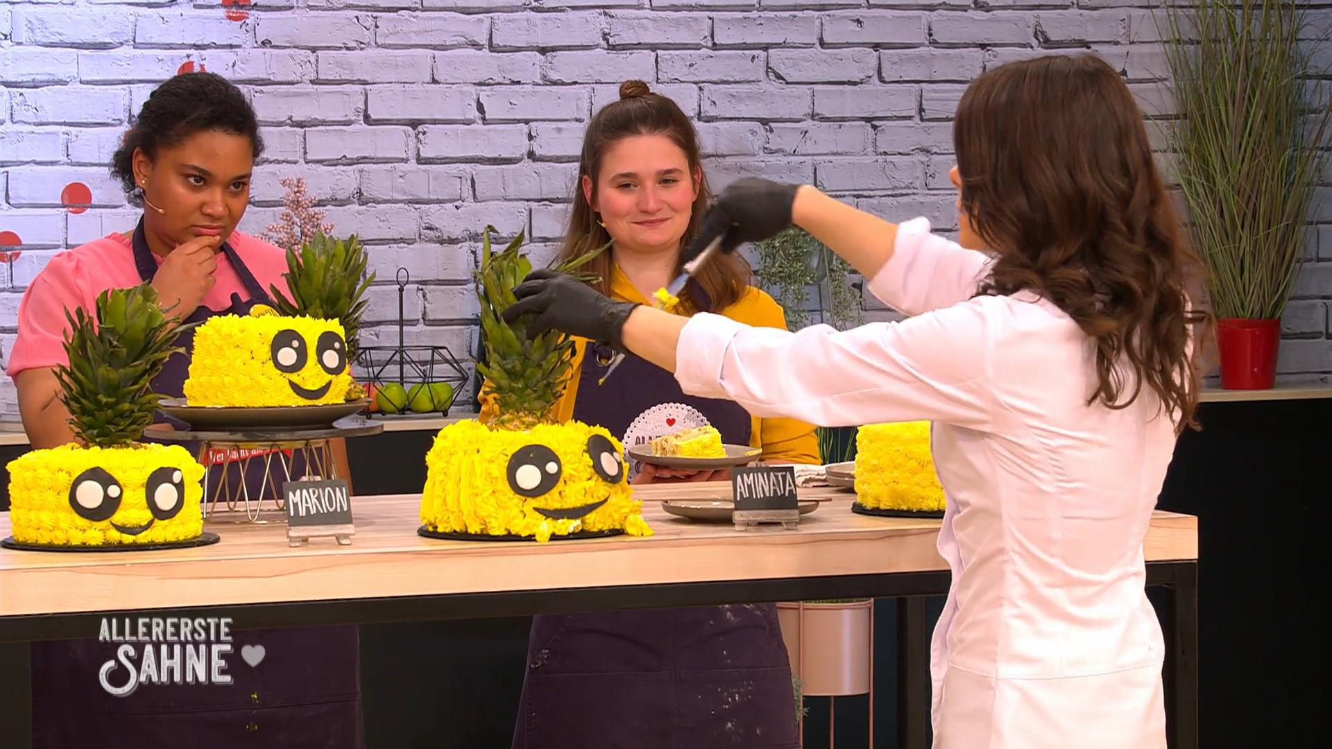 Die nachgebackenen Stücke werden angeschnitten