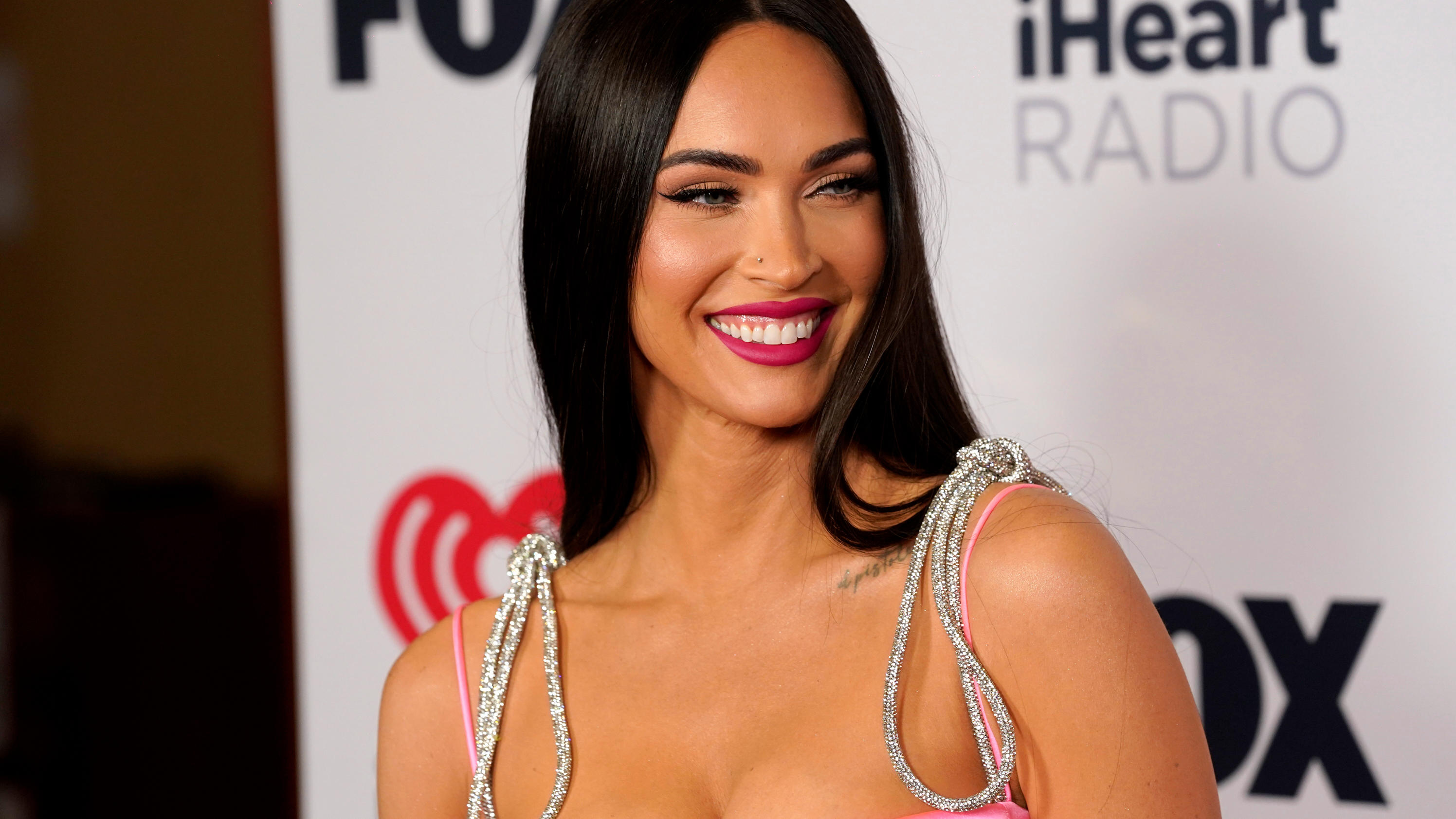 Megan Fox‘ Outfit erinnert an Sofa