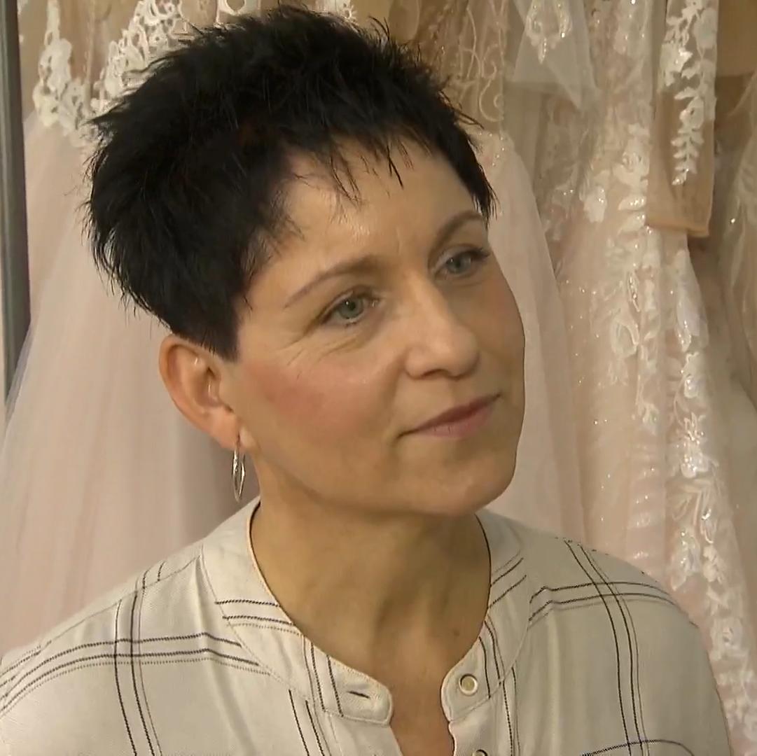 Jana sucht ein Kleid für ihre dritte Hochzeit