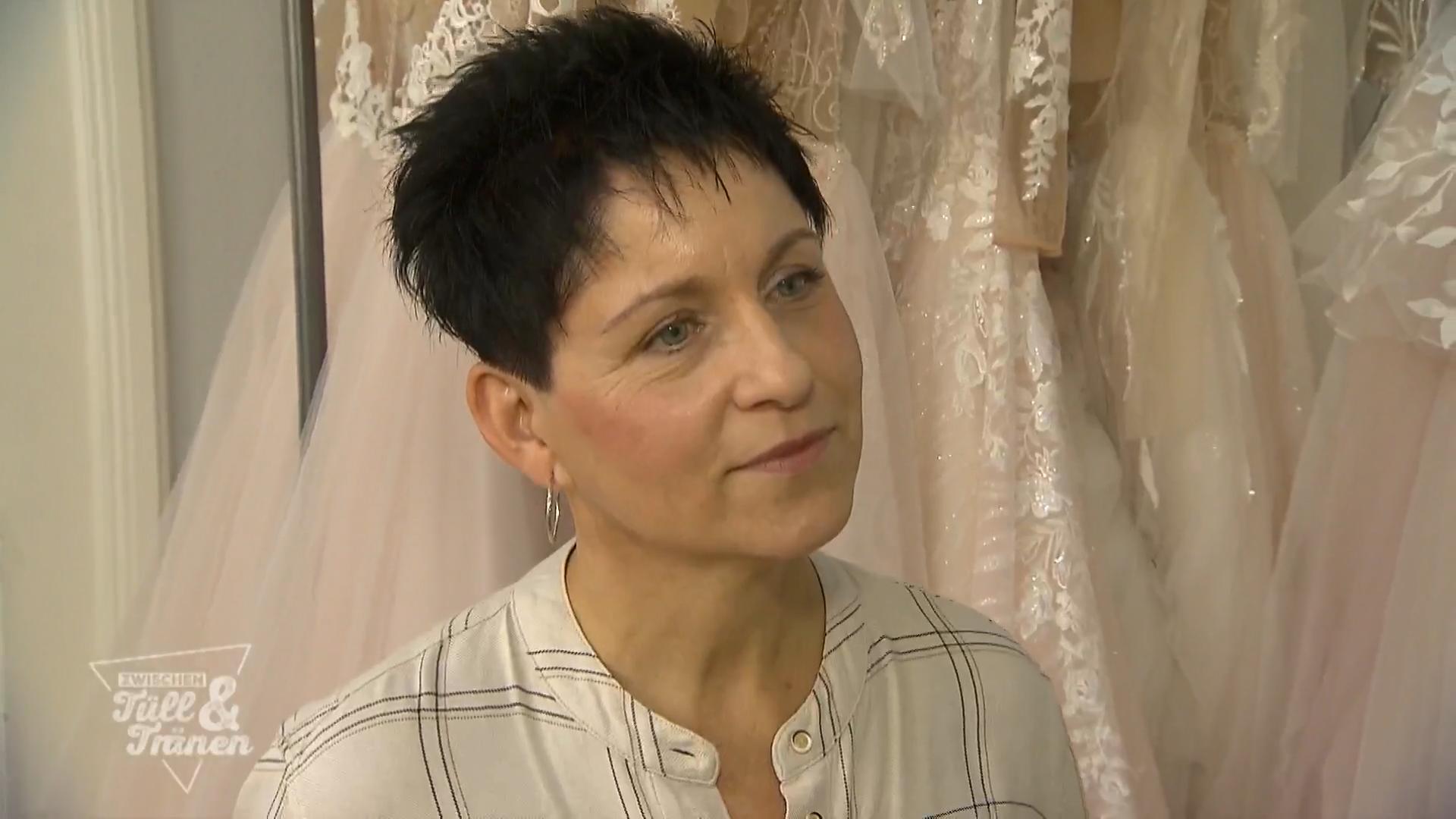 Jana sucht ein Kleid für ihre dritte Hochzeit