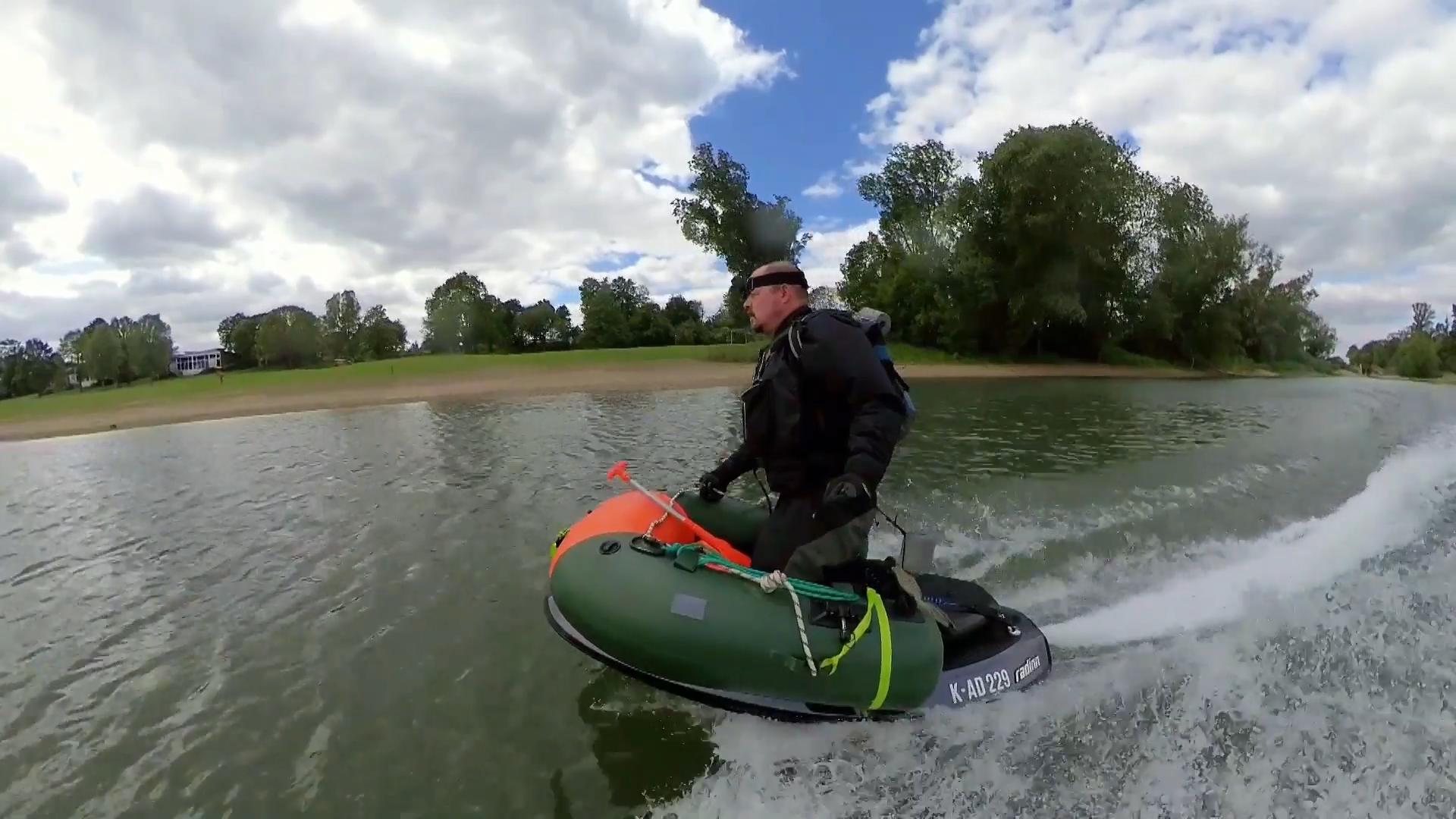 Mit Surfboard zur Reetung eilen