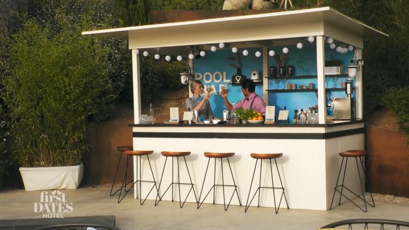 Nic flirtet an der Poolbar