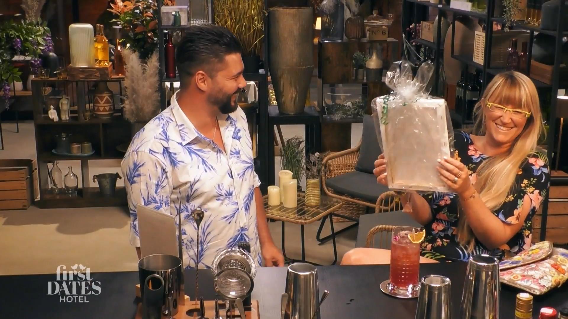 Romano kommt mit einem selbstgemalten Bild