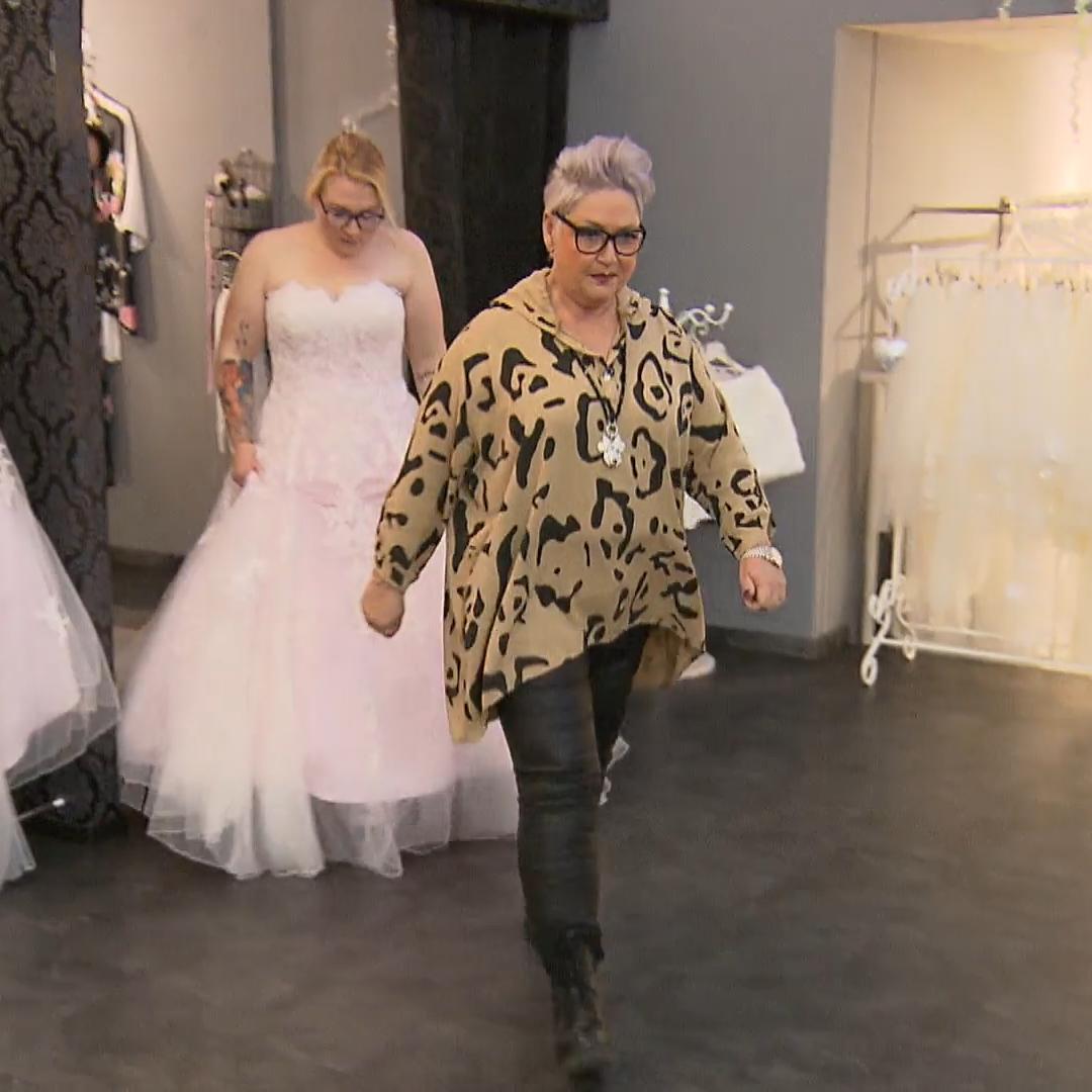 Jessica braucht dringend ein neues Brautkleid