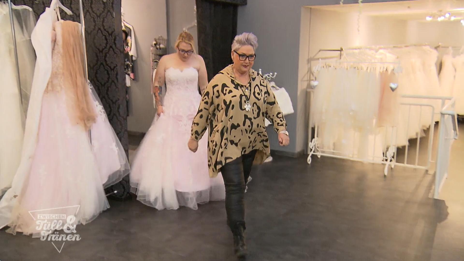 Jessica braucht dringend ein neues Brautkleid