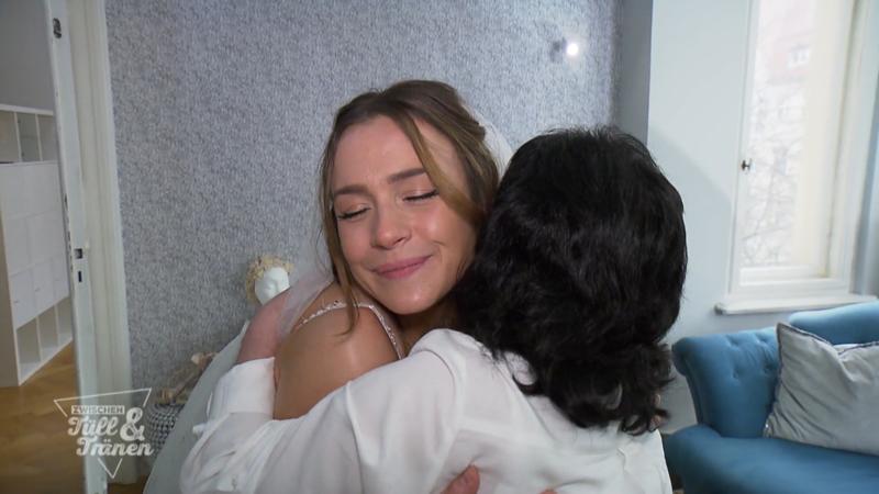 Julia strahlt in ihrem Kleid