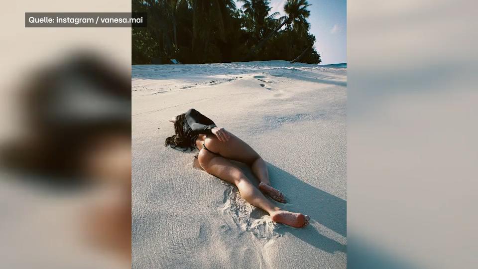 Vanessa Mai zeigt sich im knappen Badeanzug am Strand