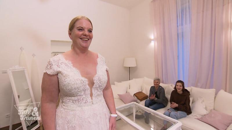 Die zweite Anprobe entscheidet: Svenja hat ihr Kleid!