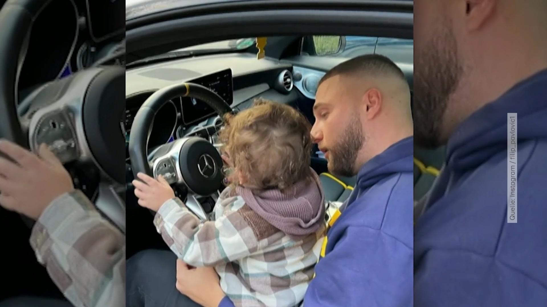 Filip Pavlovic schenkt seiner Schwester ein Auto