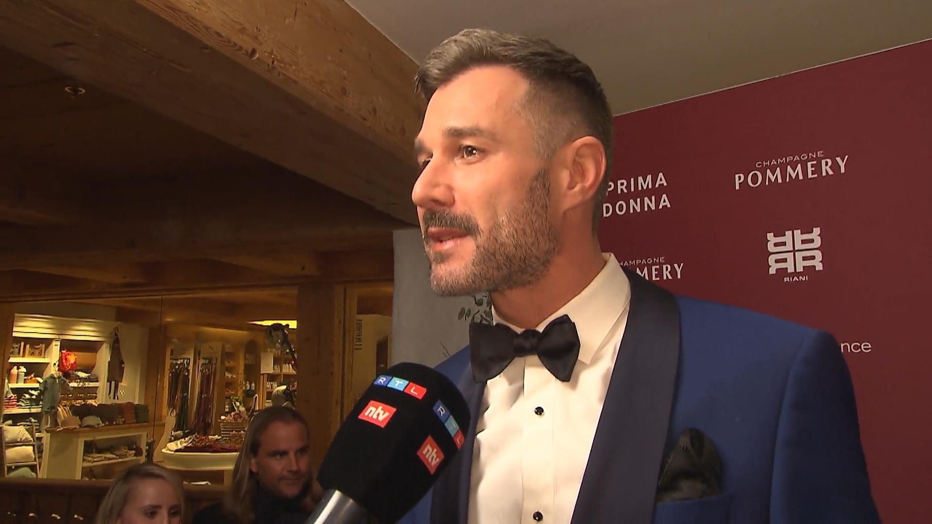 Moderator Jochen Schropp zeigt seinen Ehering