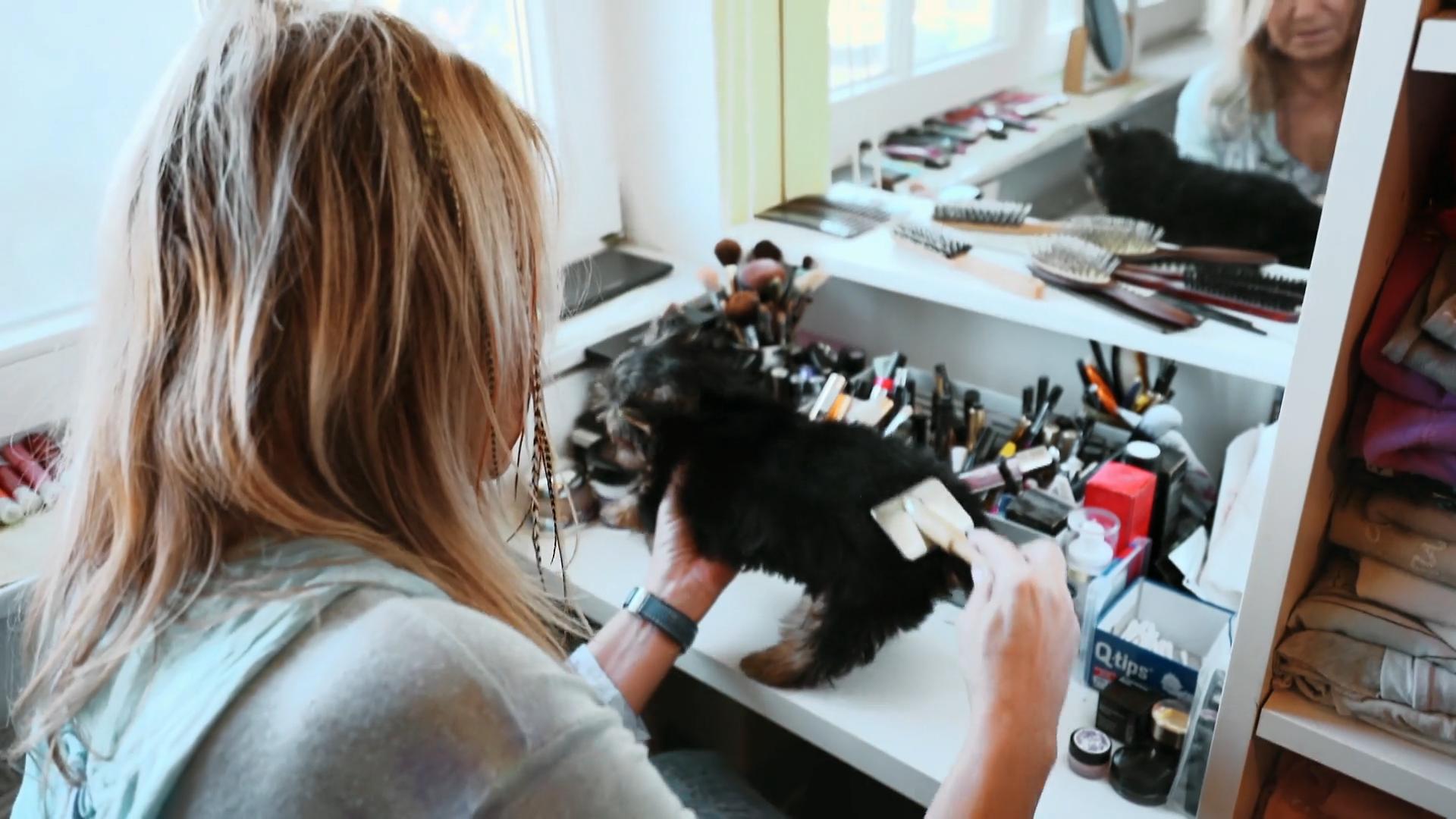 Margit Reisse und ihr Yorkshire-Terrier Rocky