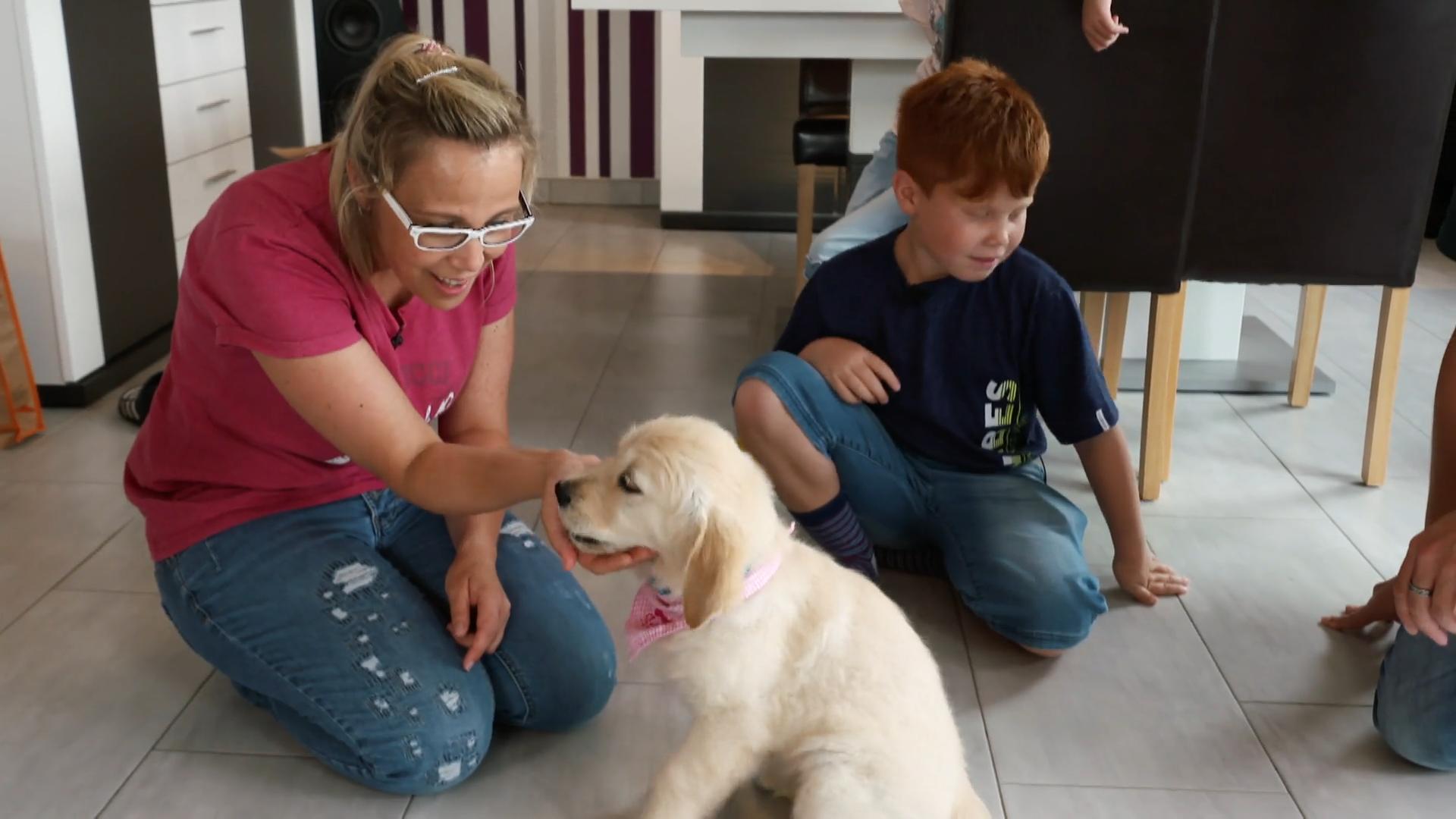 Welpe Ayleen macht das erste große Geschäft