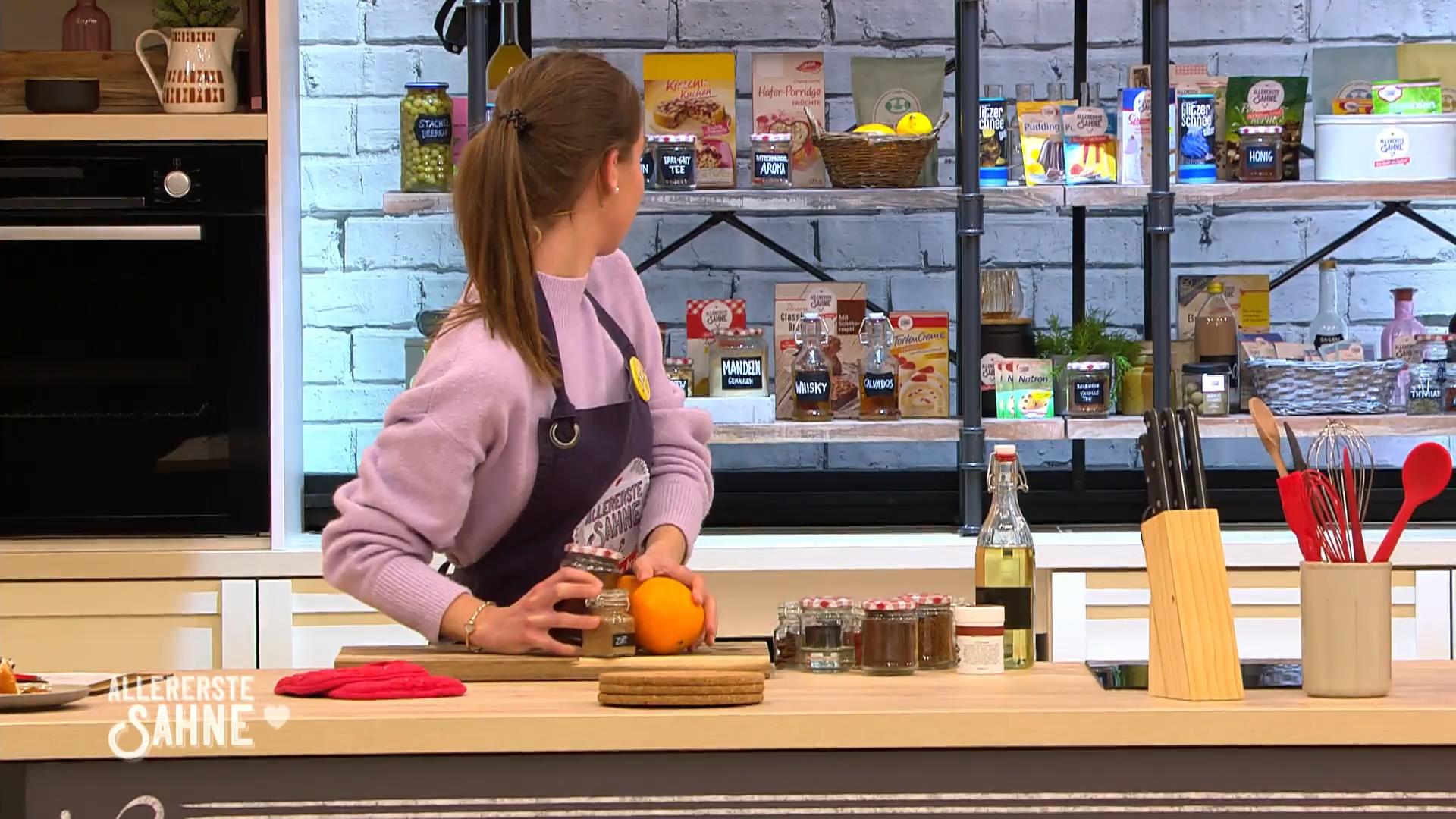 Julia sammelt und schaut gleichzeitig