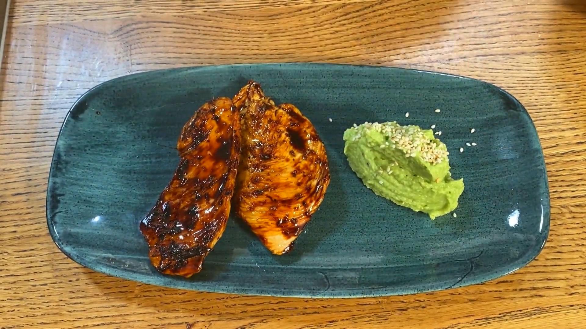 Gegrilltes Hähnchenbrustfilet mit Avocadocreme