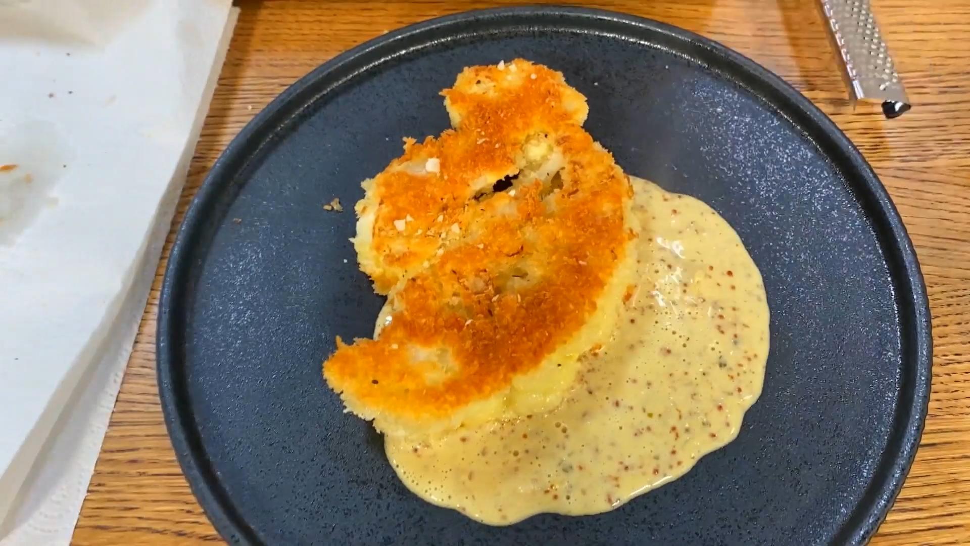 Knuspriges Blumenkohl-Steak mit Zitronen-Senf-Sauce