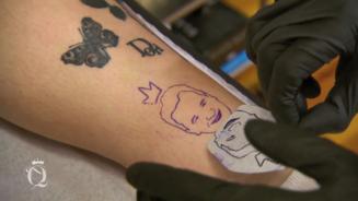 Hier wird ein Guido-Tattoo gestochen