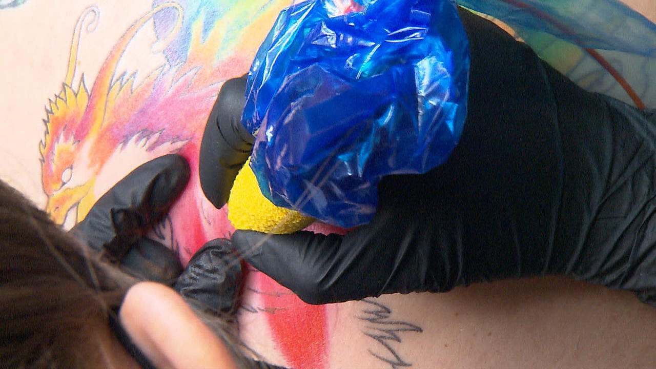 Das sind die neuen bunten Tattoo-Farben