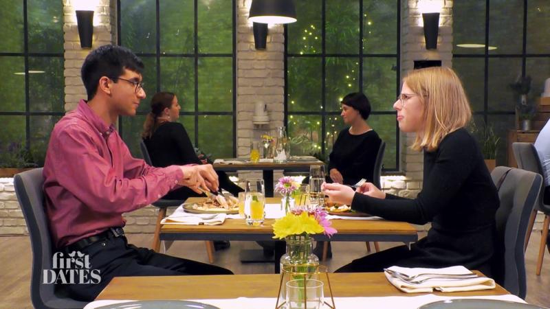 Karl ist guter Dinge wegen des Dates