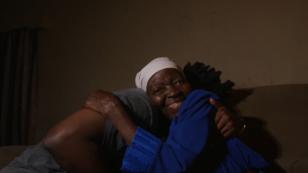 Kelvin Jones widmet Song seiner Oma - und besucht sie!