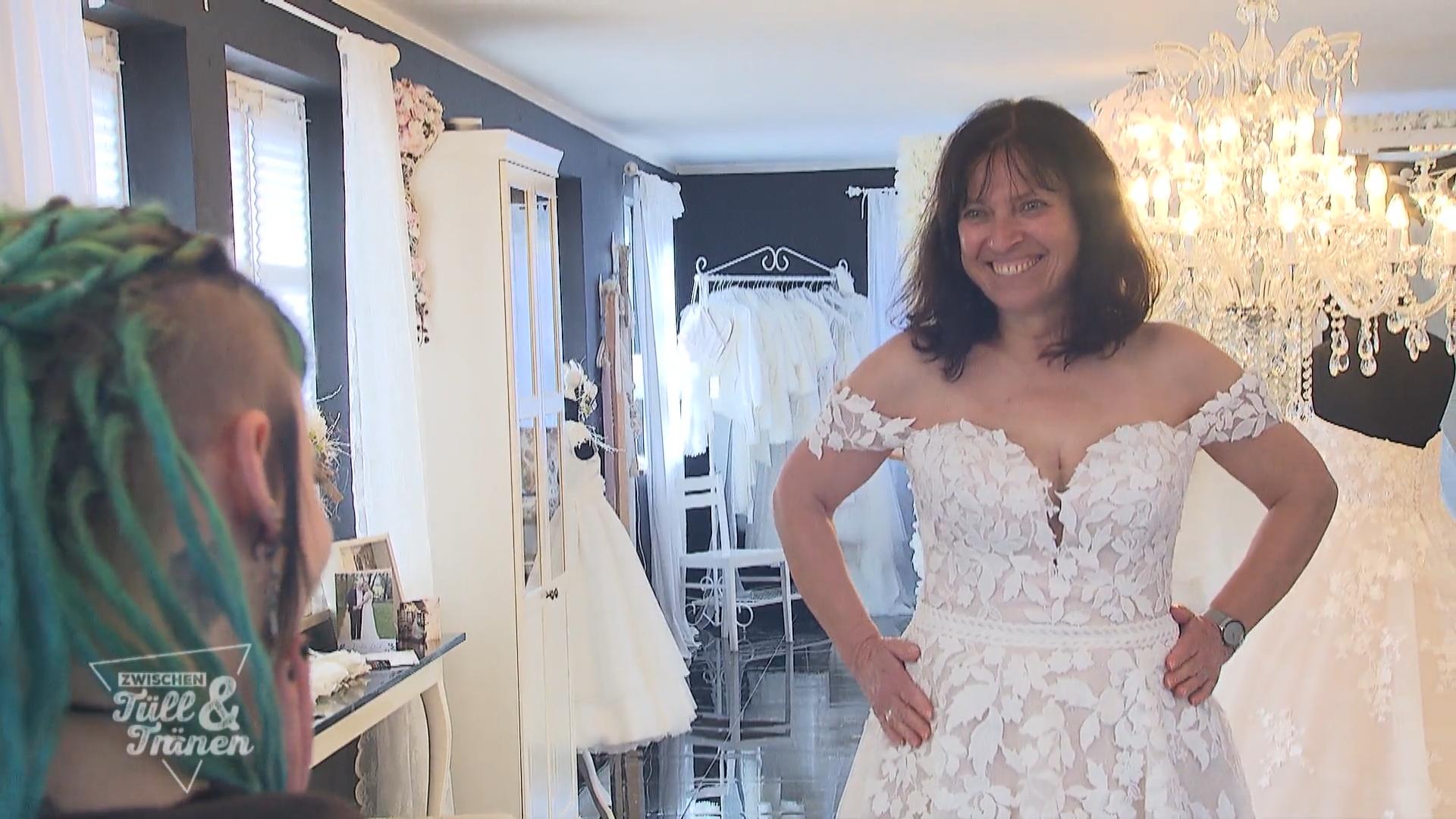 Direkt das erste Kleid sorgt für viel Begeisterung