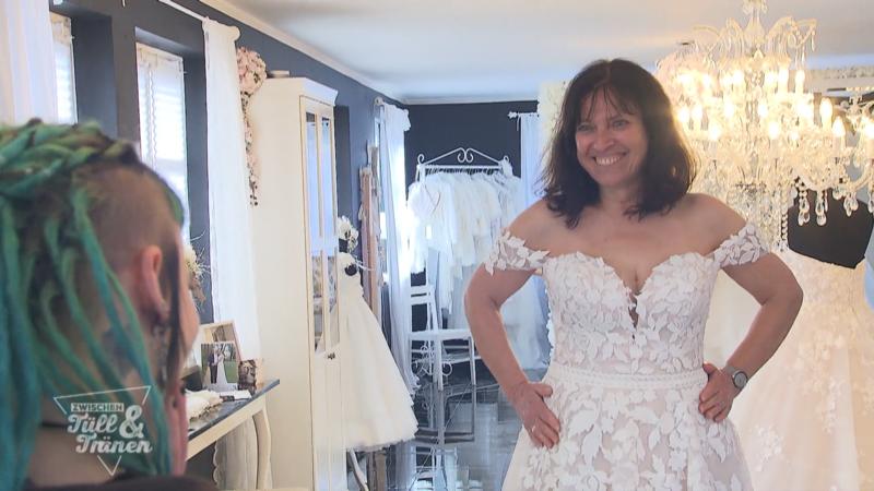 Direkt das erste Kleid sorgt für viel Begeisterung