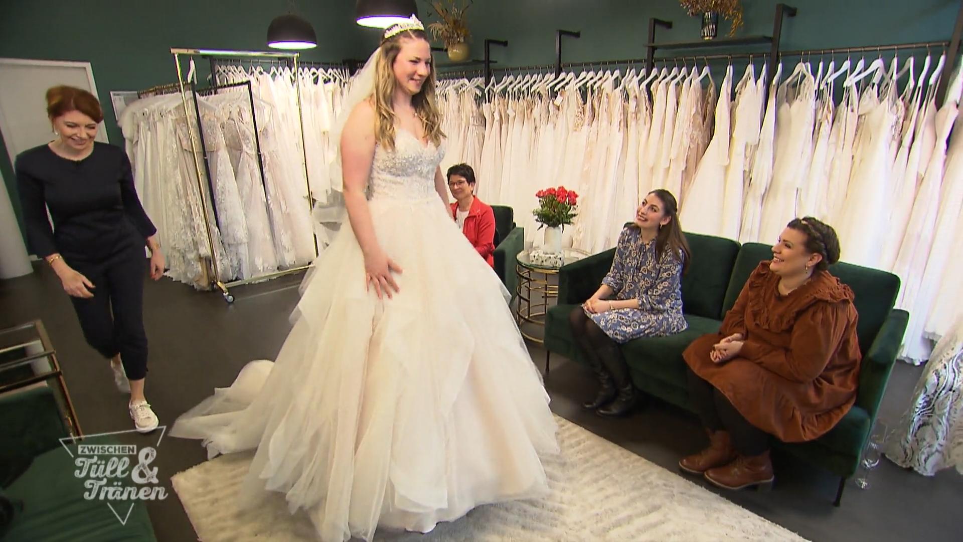 Braut Sonja probiert das opulenteste Modell im Laden an