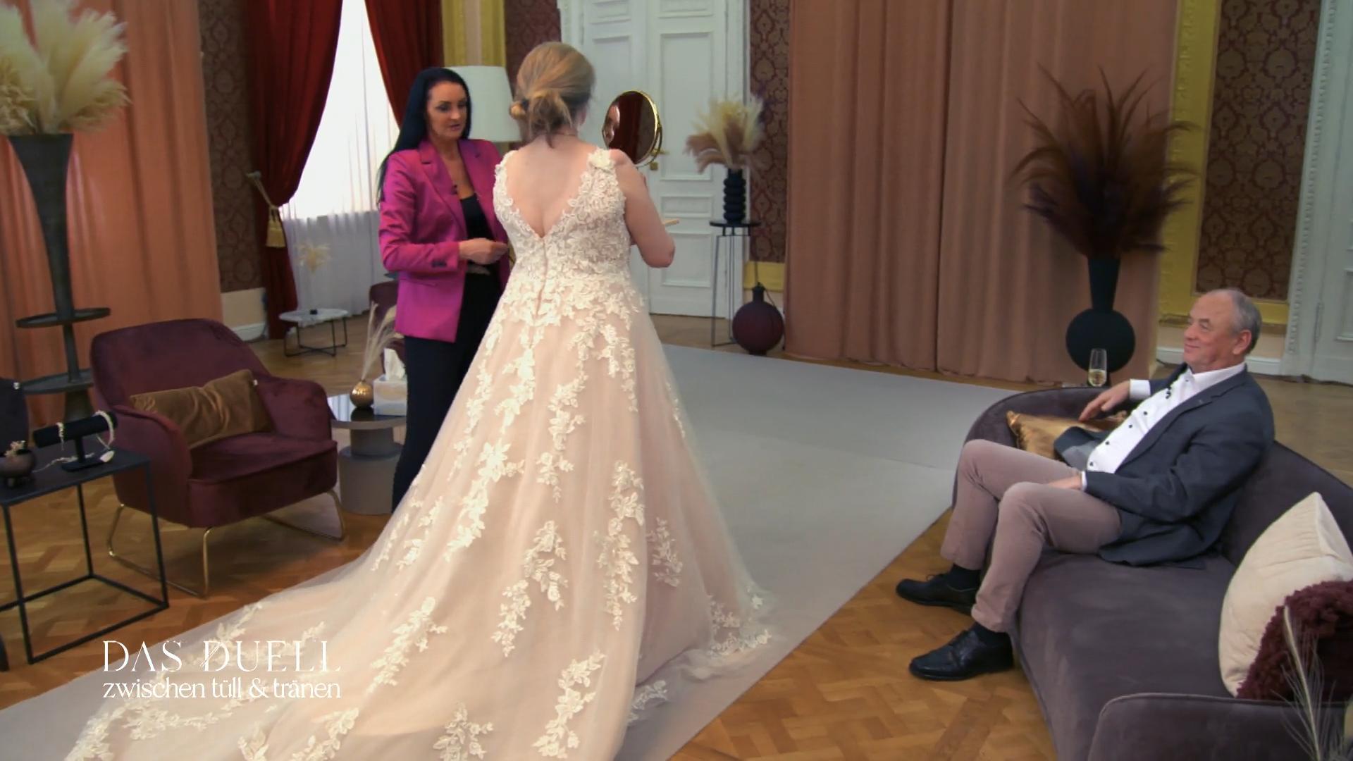 Ulrikes drittes Kleid sitzt wie angegossen!