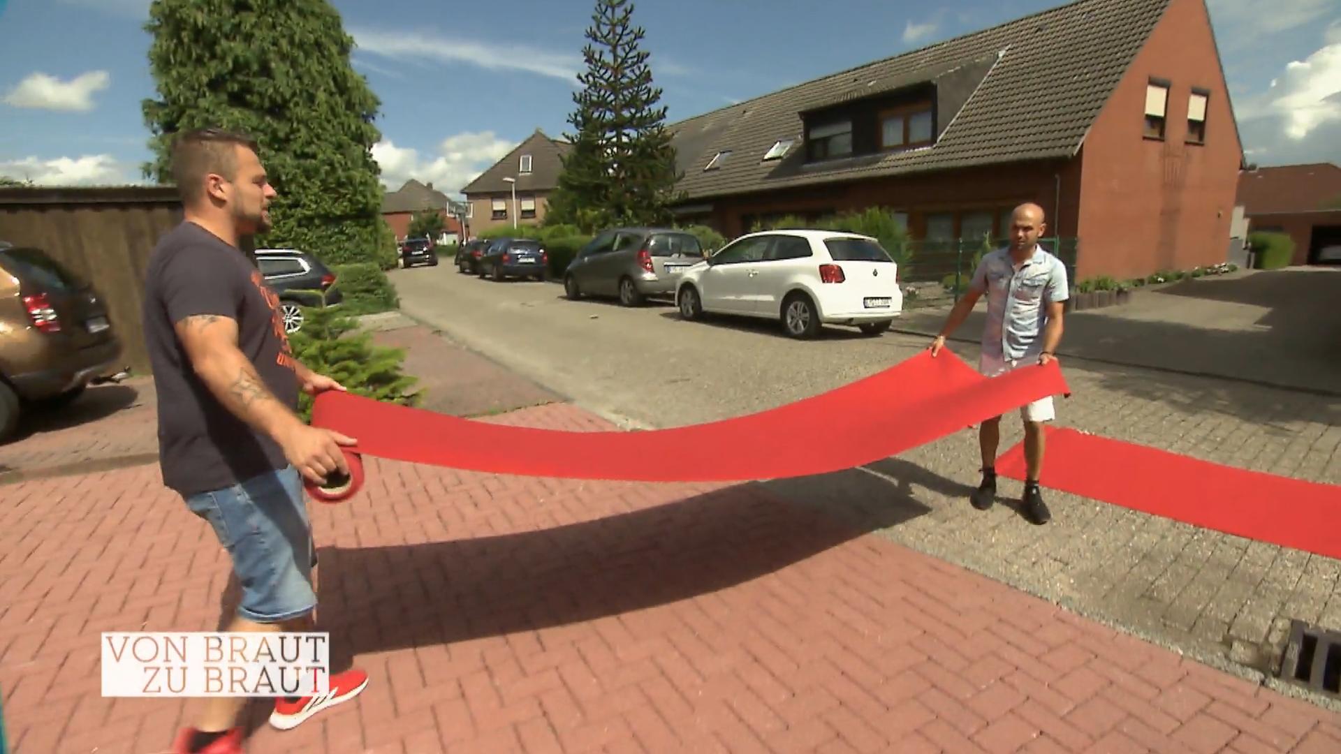 Kenneth rollt Sarah den roten Teppich aus