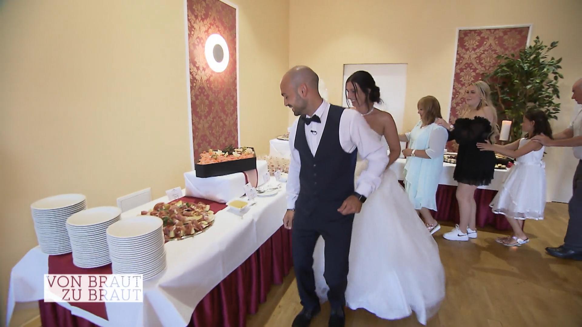 Bei Sarah und Kenneth gibt's eine Polonaise zum Buffet