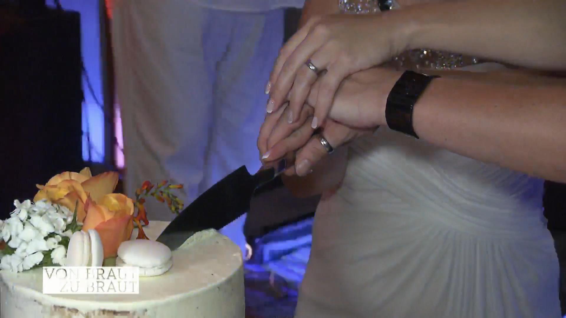 Die Hochzeitstorte kommt angerollt