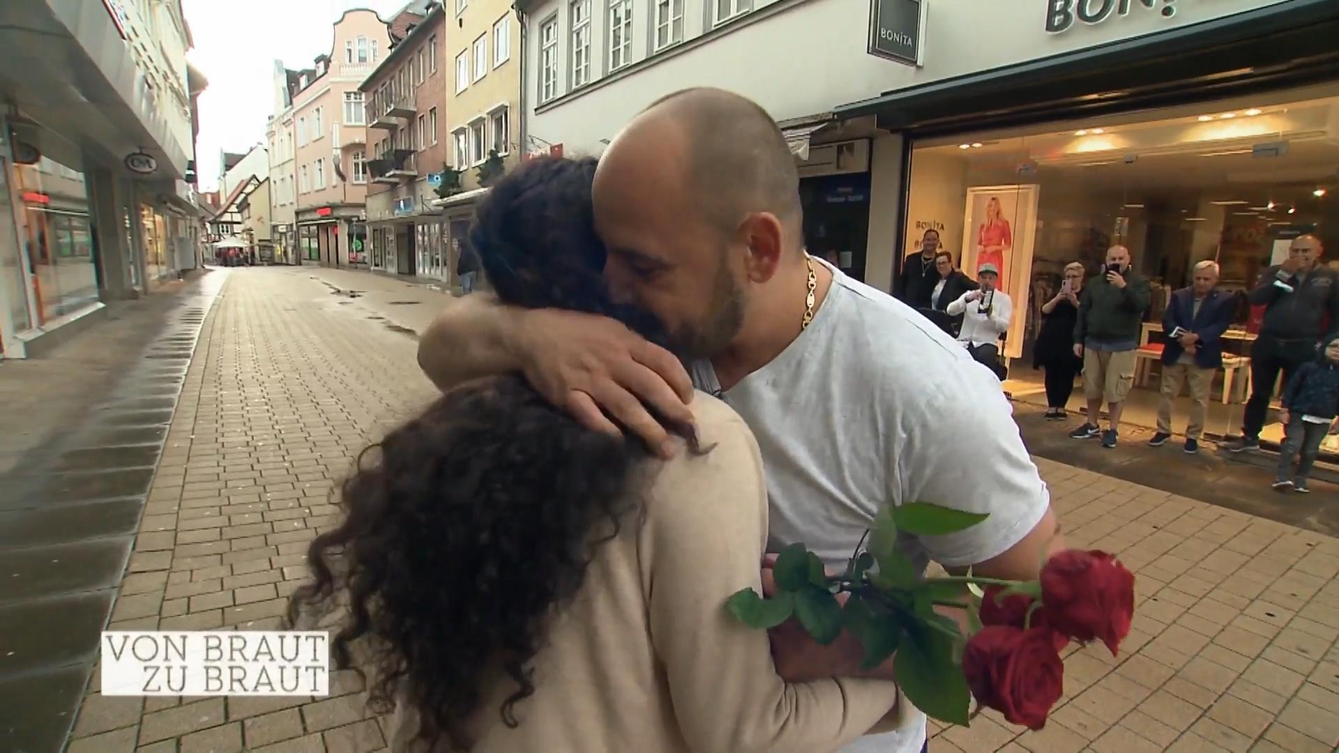 Heirat in einer gothischen Kirche