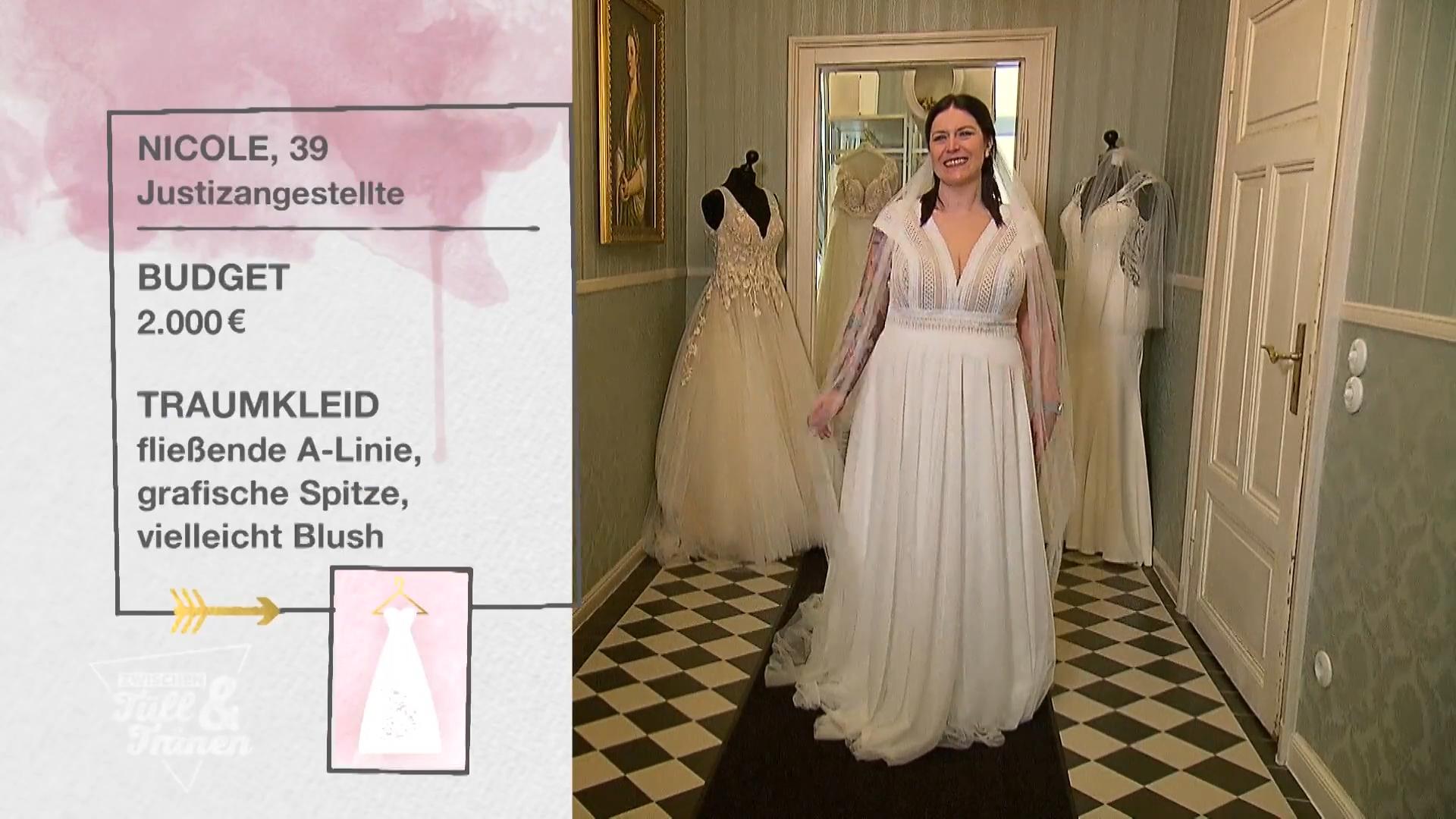 Ein helles Kleid für eine sonst dunkel gekleidete Frau