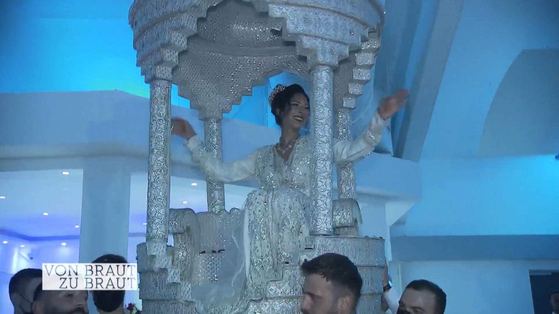 Maja wird auf Händen getragen