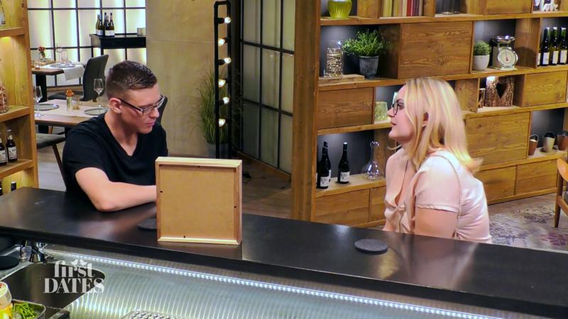 Maria bringt Danny ein Geschenk mit