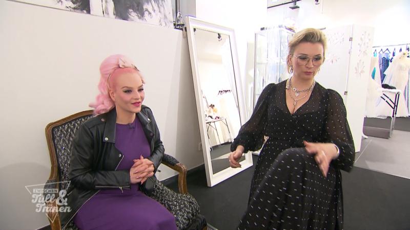 In einem Partyzelt lässt sie es krachen