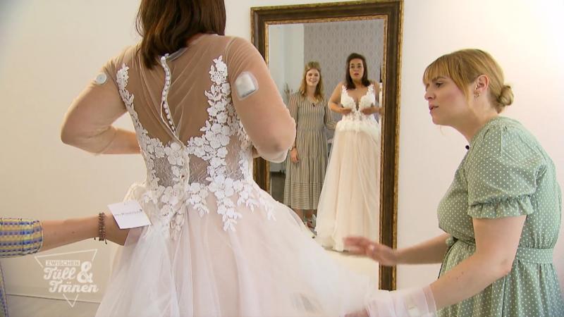 Sohn und Bruder führen Nicole zum Altar