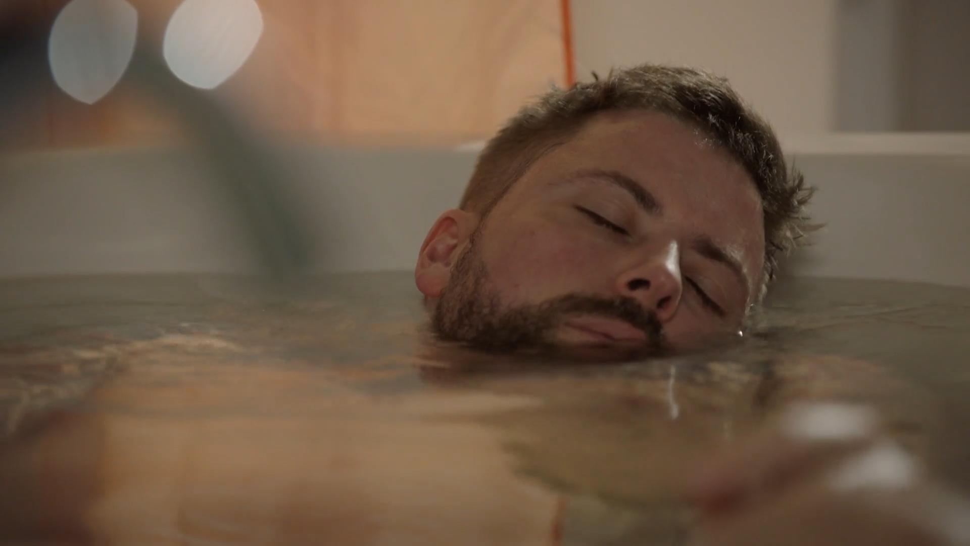 Was passiert mit John in der Badewanne?