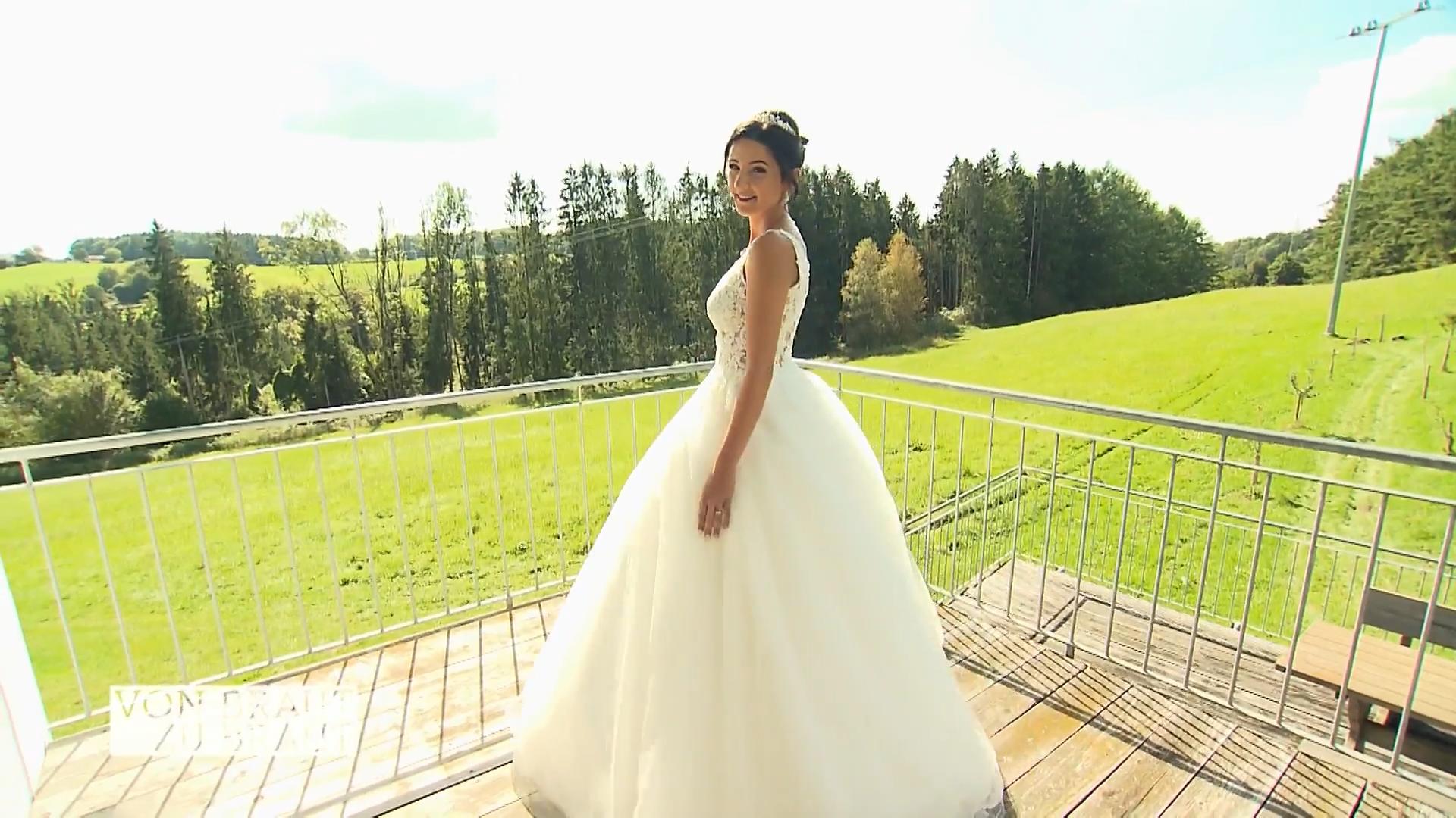 Cindy hat ihr Hochzeitskleid selbst designed