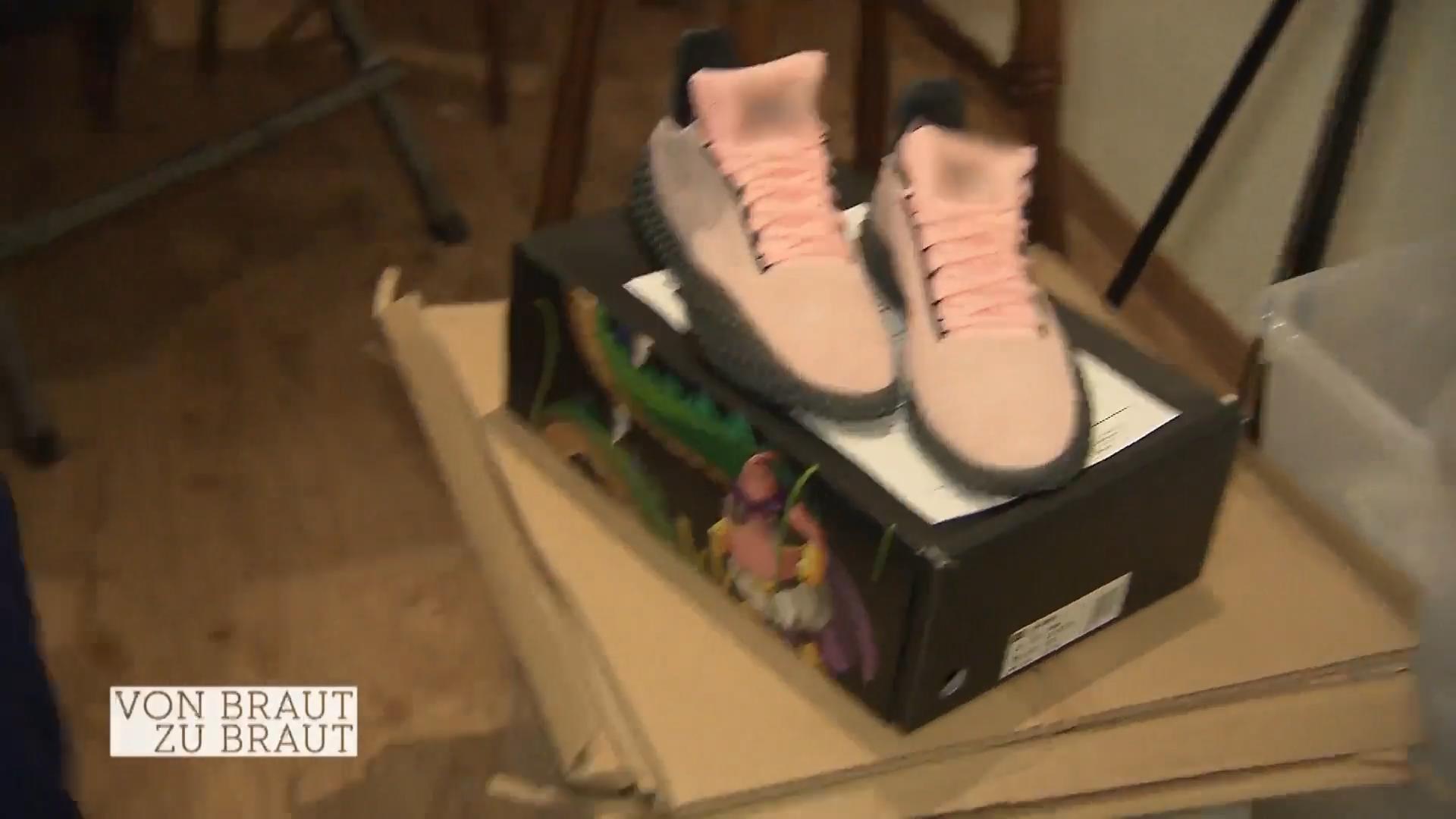 Nadines Mann zieht Dragonballschuhe an