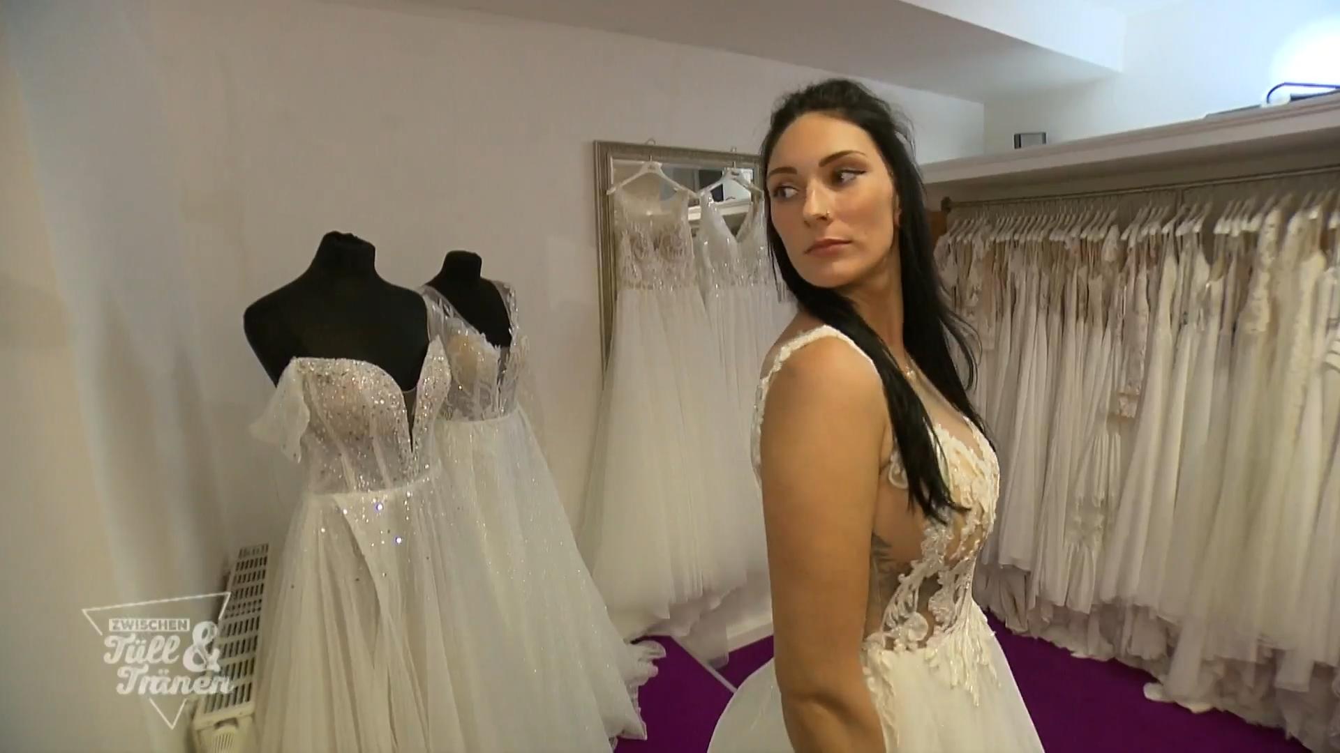 Gibt Braut Kathleen einem Brautkleid ihr Ja-Wort?