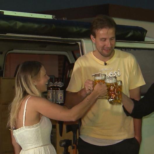 Jessi ist so lässig, dass sie ihren eigenen Ofen spazieren fährt
