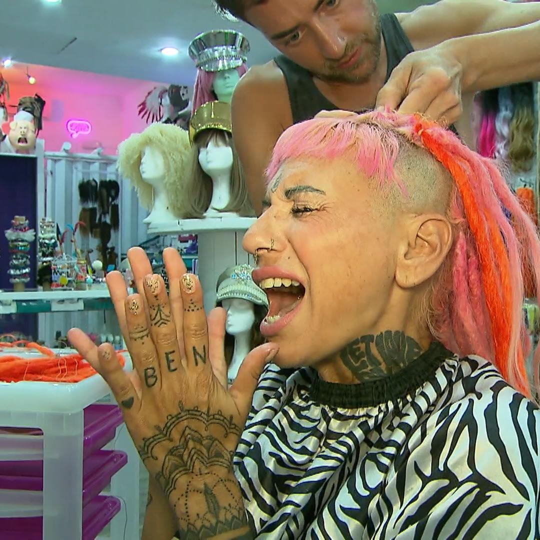 Arzu muss beim Friseurbesuch tapfer sein