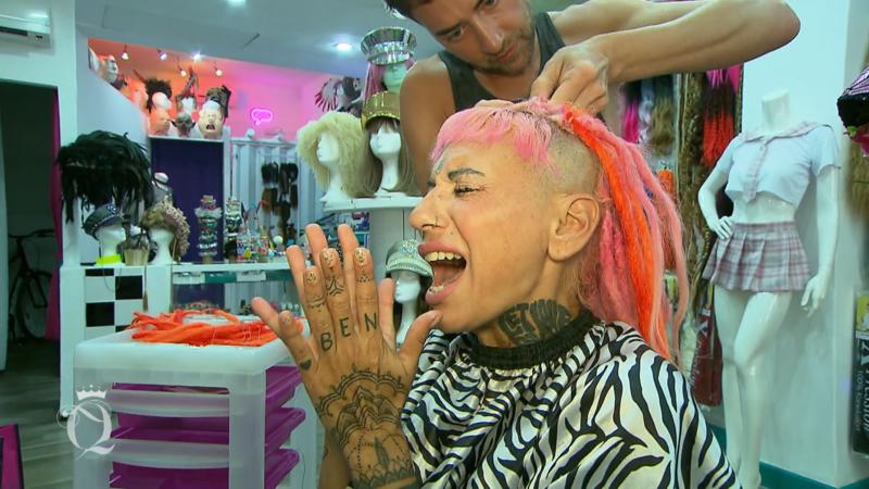 Arzu muss beim Friseurbesuch tapfer sein