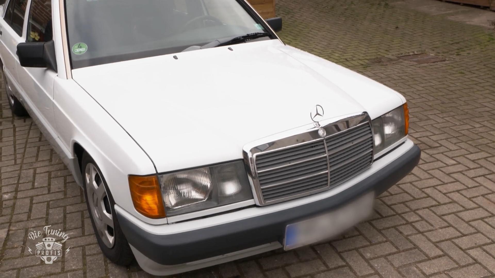 Onkel und Neffe wollen ihren Mercedes 190 wieder fahren