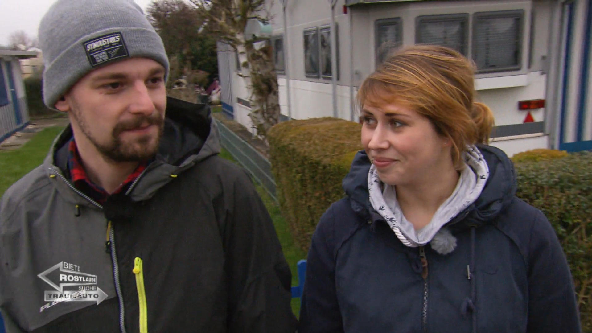 Carolin und Sebastian rechnen mit einem Zelt