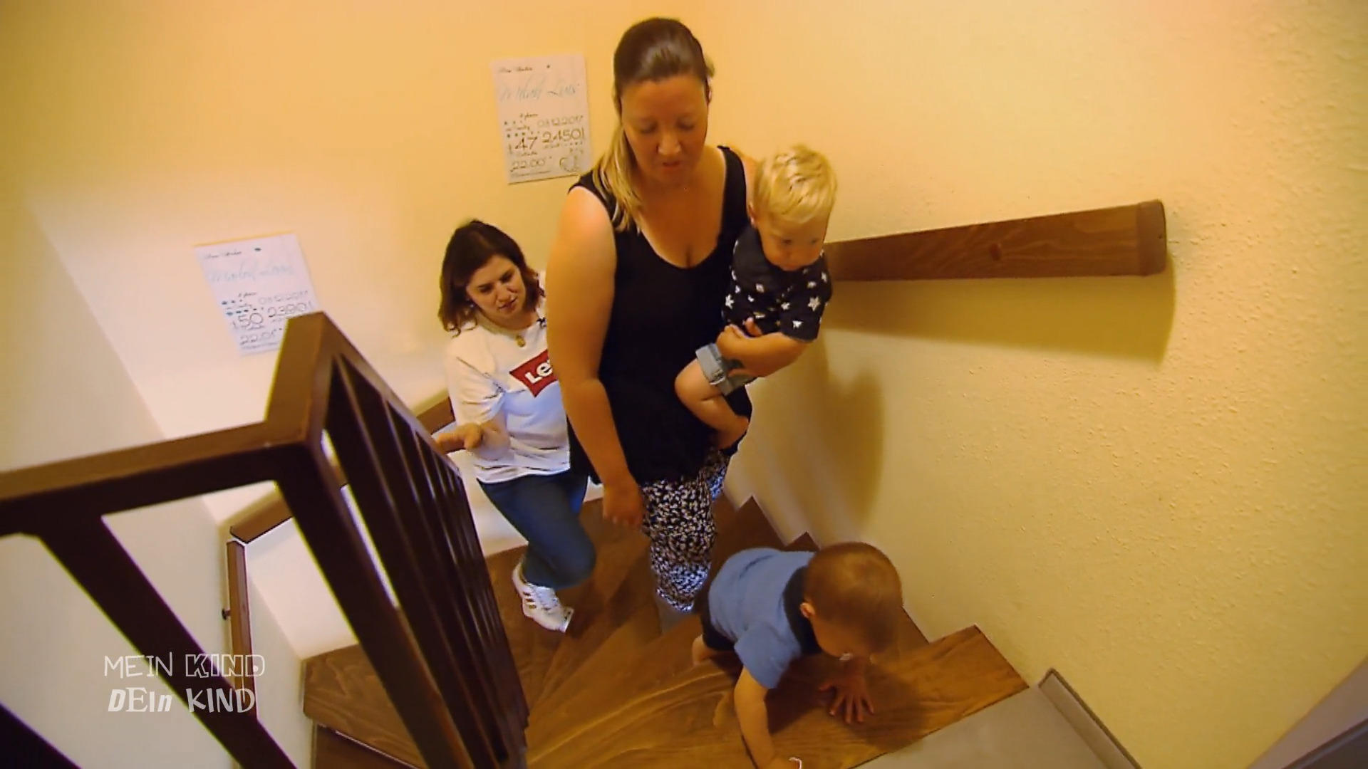 Aleine auf der Treppe? Zainab ist schockiert