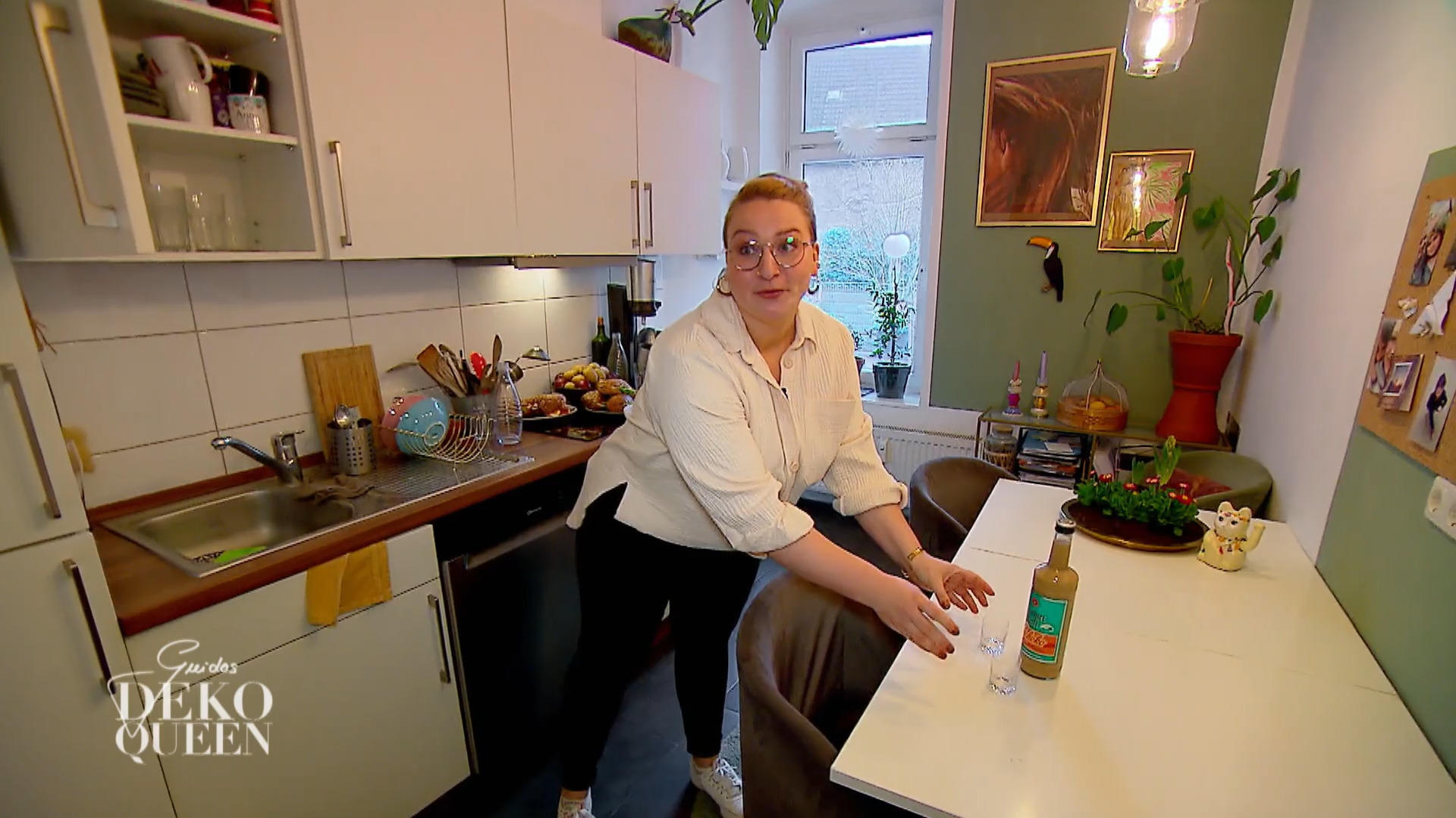 Für die Mottoverkündung braucht Julia einen Schnaps