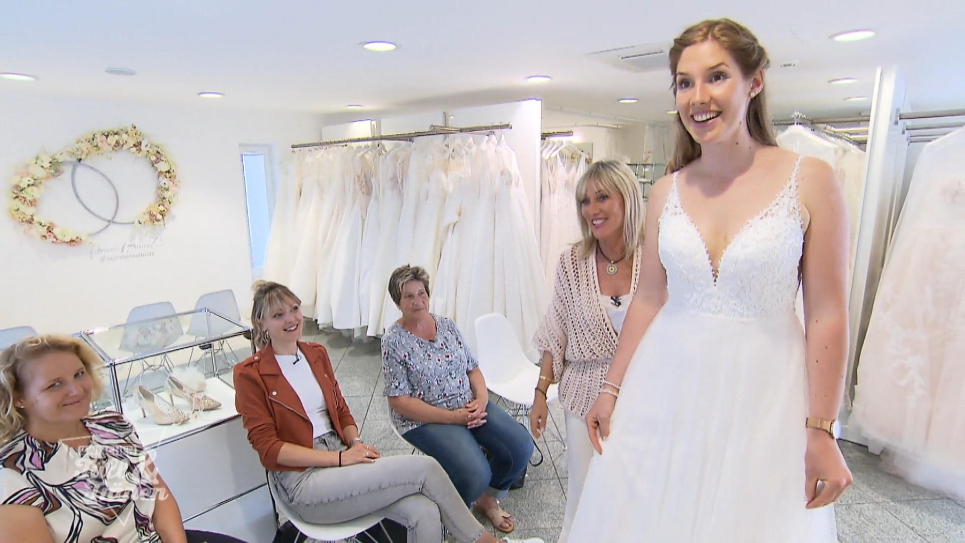 Das erste Kleid treibt Gloria die Tränen in die Augen
